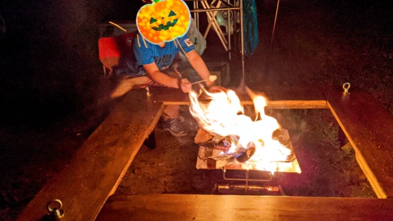 自作した焚き火台テーブルで焚き火