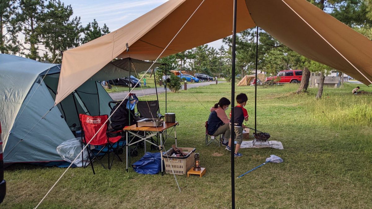 石川県の松島オートキャンプ場にテントを設営