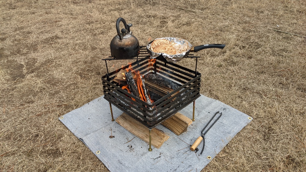 DIY溶接で自作した焚き火台と五徳で調理をする