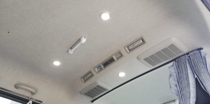 ハイエースの天井にLED照明を追加