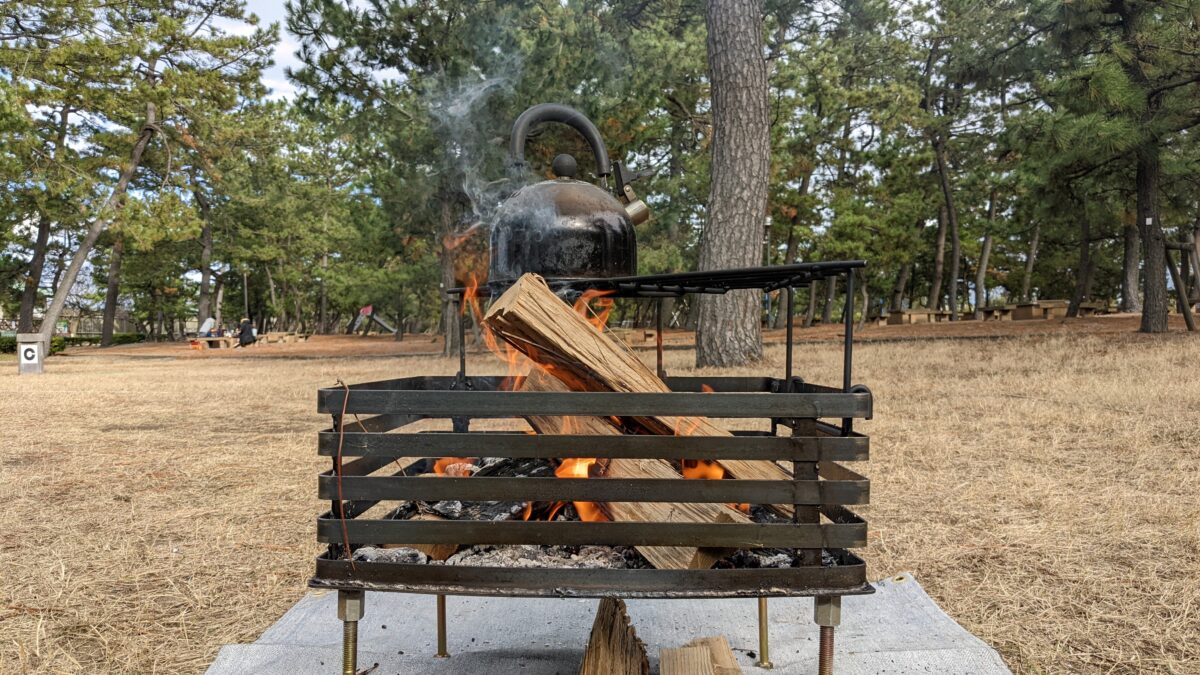 自作焚き火台でキャンプ用薪セット(20kg)の薪を燃やす