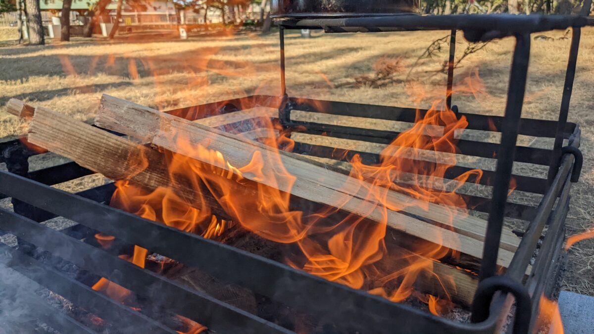 自作焚き火台でキャンプ用薪セット(20kg)の薪を燃やす