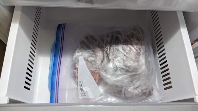 Haier(ハイアール)の冷凍後(JF-NUF138B)の引き出しにコストコで買った肉を入れる